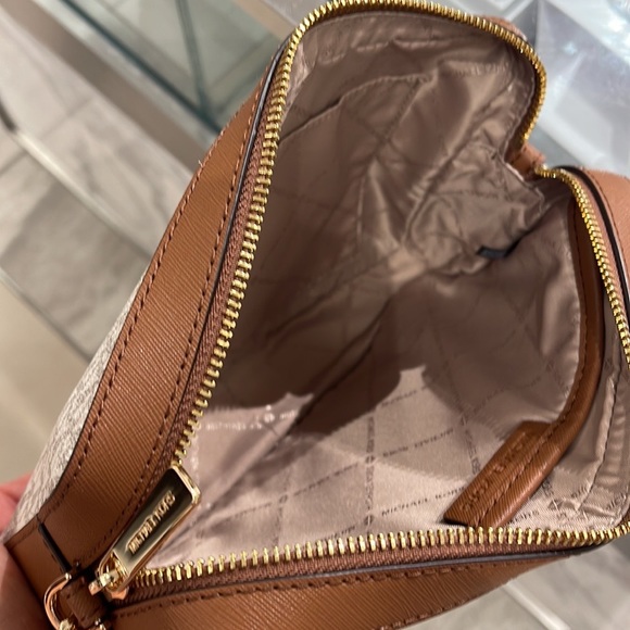 Michael Kors Jet Set Item Large East West Zip Crossbody Vanilla - Picture 10 of 16